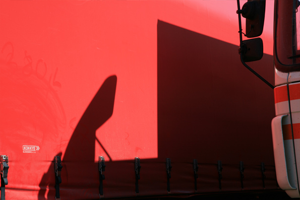 bâche rouge d un routier, photographie de Viviane ZENNER