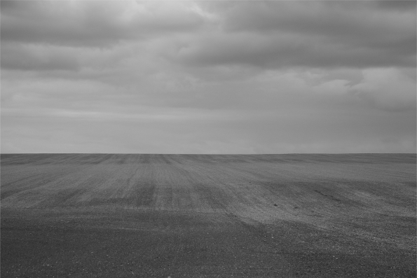 collection "moisson", photographie de Viviane Zenner en noir et blanc ciel chargé