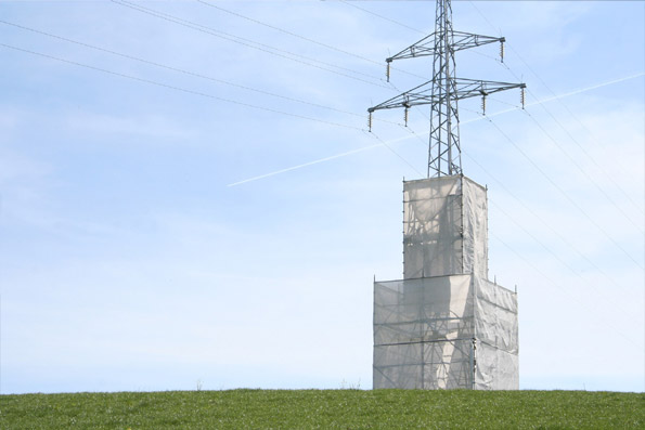 un seul pylone haute tension, grande netteté dans les photographies de Viviane ZENNER