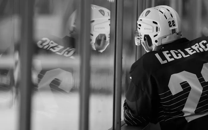 joueur derriere une vitre , article doublement emmuré par viviane zenner