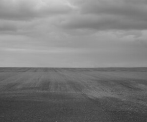 collection "moisson", photographie de Viviane Zenner en noir et blanc ciel chargé