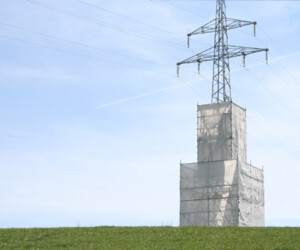 un seul pylone haute tension, grande netteté dans les photographies de Viviane ZENNER